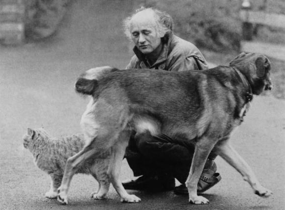 Cornelius Kolig mit Hund und Katze, 1983