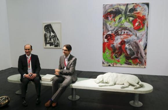 Alberto Garutti und Galerist auf der art cologne 2015, Foto: Wolfgang Rattay, Re